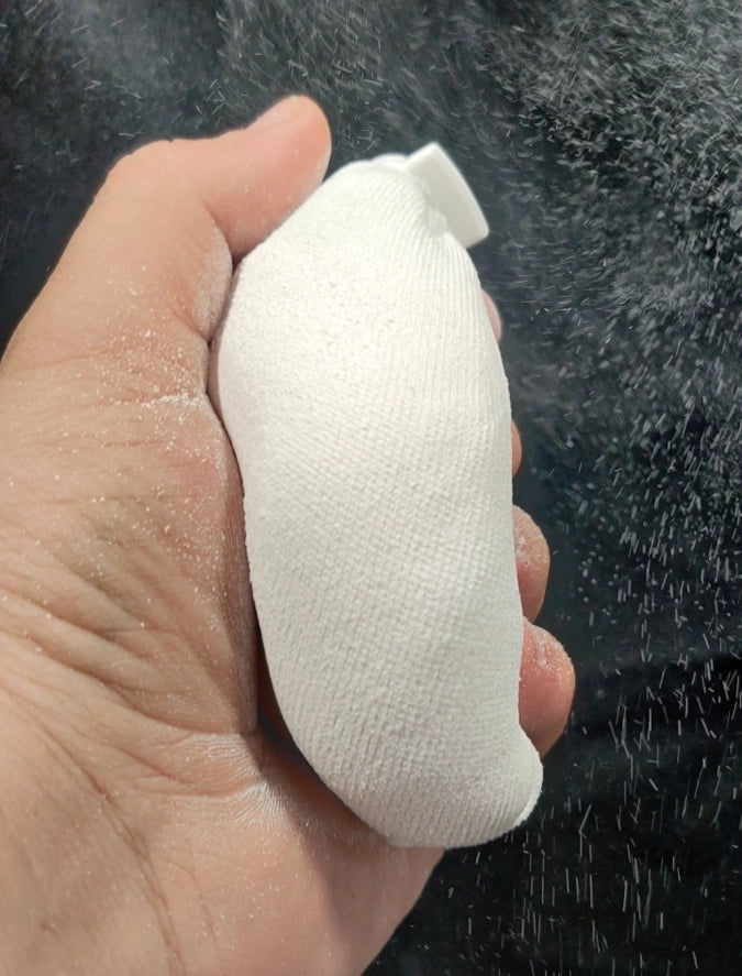 Chalk bag held in hand, W675.